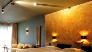 A modern bedroom with a large bed, two bedside tables, and a nightstand. - Wapen van Hengelo Residence Suites - LOGIES ONLY - digital key by APP and email (Hengelo)
