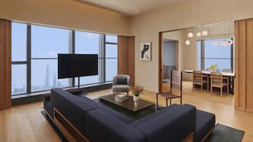 Svit Deluxe - utsikt mot staden | Duntäcken, gratis produkter i minibar och värdeförvaringsskåp på rummet