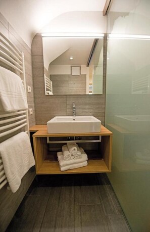 Shower, hair dryer, towels, soap - Erlebe Bergidylle im Stabingerhof. Chalet (Sexten)
