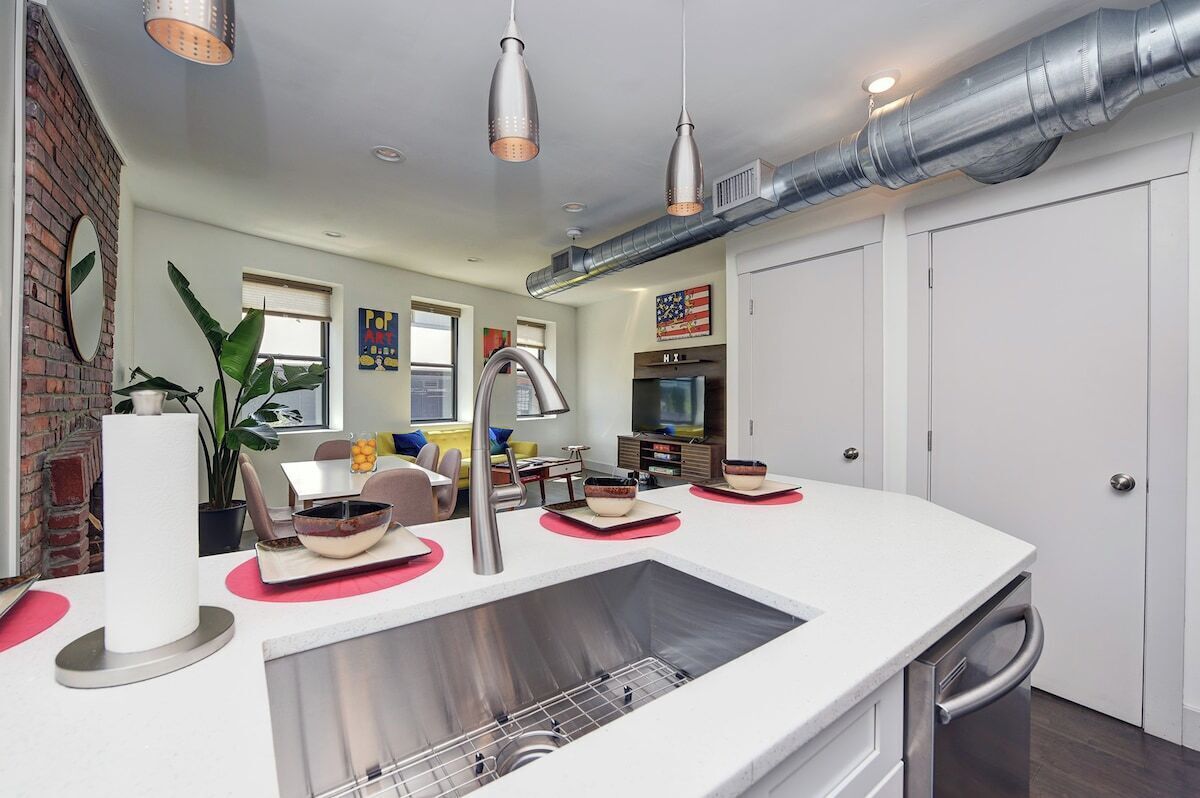 👑2 King Beds🛌Sleeps 16! 🎨Vibrant🍿Parking💛Vibrant~ No Steps