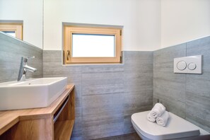 Douche, sèche-cheveux, serviettes fournies, savon