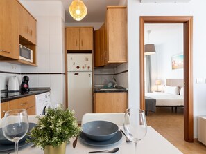 Fridge, microwave, coffee/tea maker, toaster - Bright 1BR Apartment with AC, Modern Amenities, and WIFI in Málaga (Málaga)