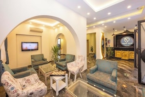 Una televisión de pantalla plana