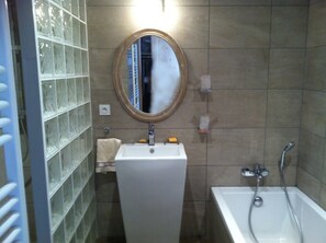 Douche, sèche-cheveux, serviettes fournies, savon