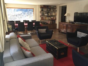 TV connectée, cheminée, lecteur de DVD, livres