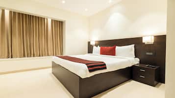 Superior Room | Desk, laptop workspace, soundproofing, iron/ironing board