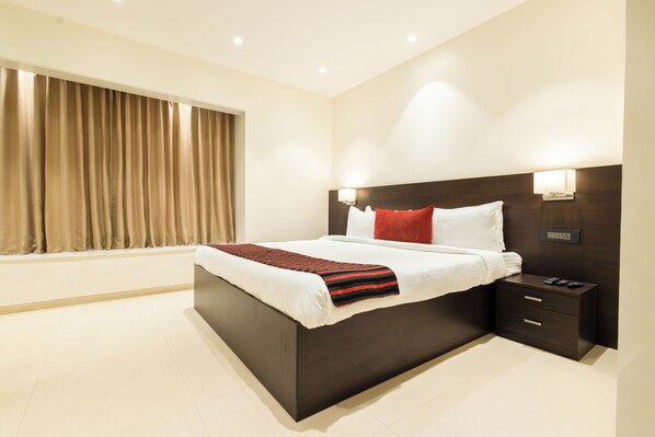 Superior-rum | Skrivbord, arbetsyta för laptop, ljudisolering och strykjärn/strykbräda