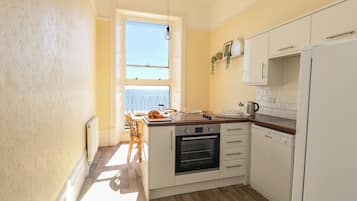 Kjøleskap, oppvaskmaskin, vannkoker og brødrister