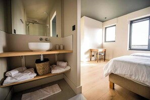 6 habitaciones, escritorio y tabla de planchar con plancha