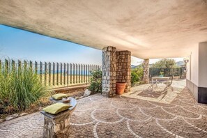 Outdoor dining - Villa Torca Lauda (Massa Lubrense)