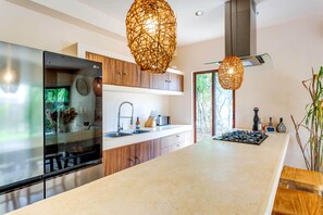 Een koelkast, een magnetron, een kookplaat