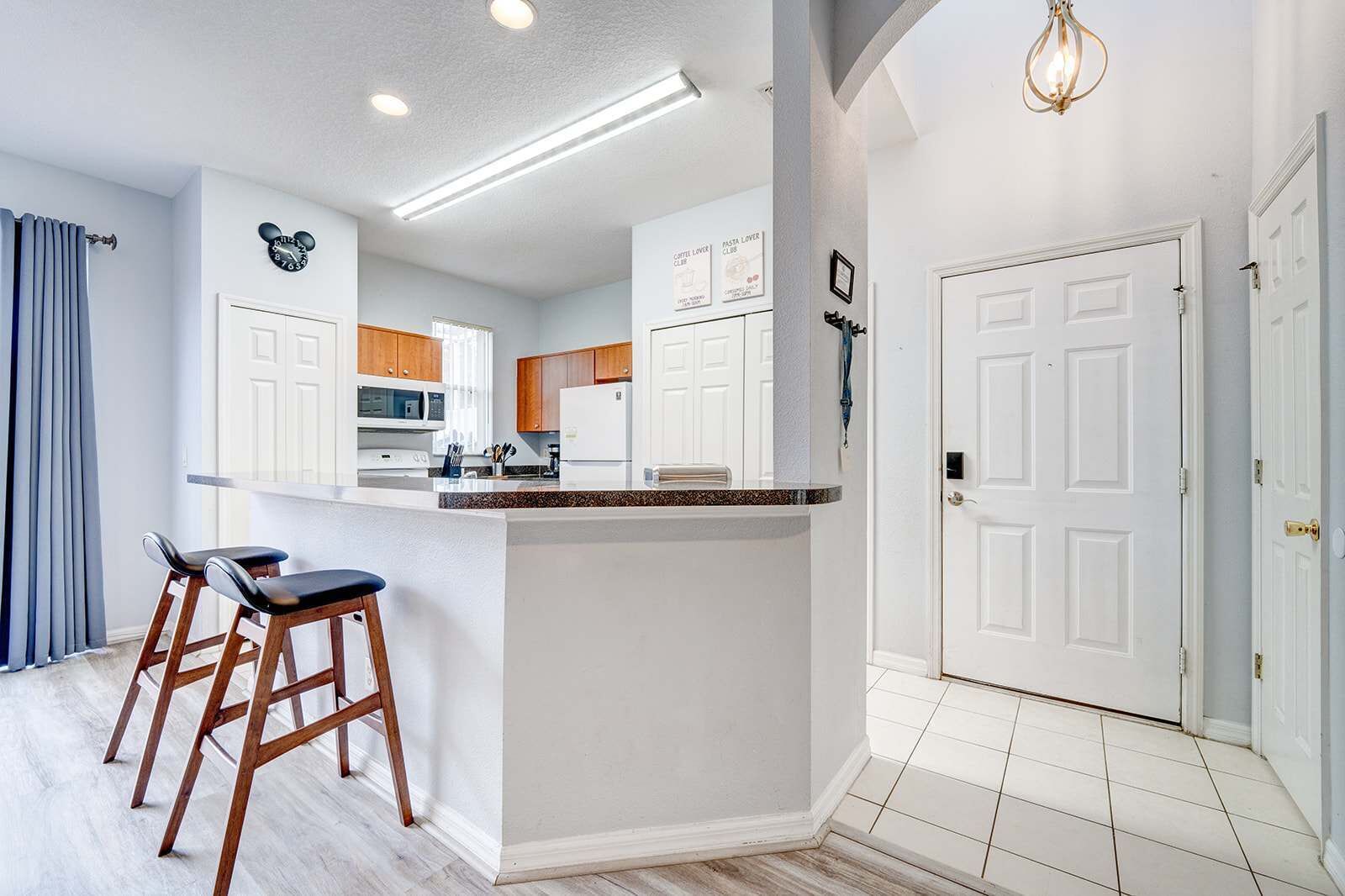 Een koelkast, een microgolfoven, een oven, een vaatwasser