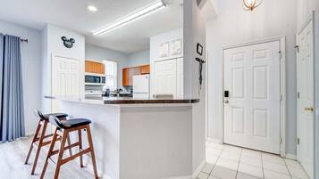 Een koelkast, een microgolfoven, een oven, een vaatwasser