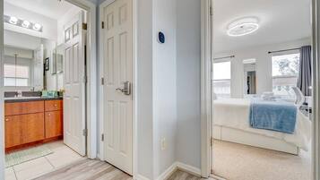 4 bedrooms, desk, WiFi, bed sheets