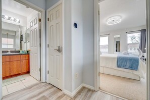 4 bedrooms, desk, WiFi, bed sheets