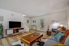 TV, offices - Ideal Midterm Escape with Cozy Comforts (San Antonio)