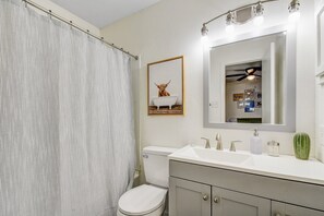 Shower, hair dryer, towels - Ideal Midterm Escape with Cozy Comforts (San Antonio)