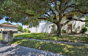 Exterior - Ideal Midterm Escape with Cozy Comforts (San Antonio)