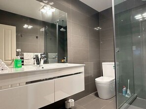 Badewanne, Haartrockner, Handtücher