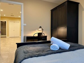 5 slaapkamers, een strijkplank/strijkijzer, reisbedje, wifi