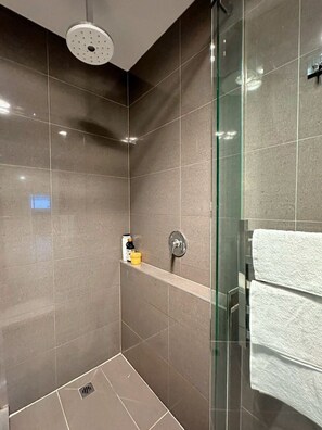 Een bad, een haardroger, handdoeken, shampoo
