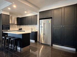 Kühlschrank, Mikrowelle, Ofen, Geschirrspüler