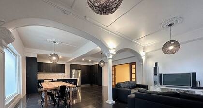 City Retreat for 8 with Spacious Rooms
