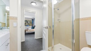 Shower, towels - Unit 9, Boardwalk Apartments (Narooma)