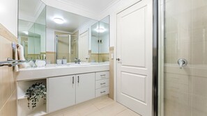 Shower, towels - Unit 9, Boardwalk Apartments (Narooma)