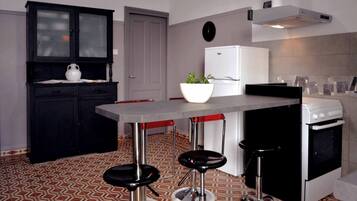 House, 3 Bedrooms, Terrace, City View | Private kitchen