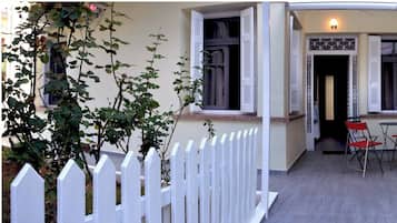 House, 3 Bedrooms, Terrace, City View | Outdoor dining