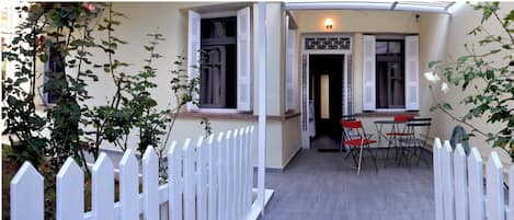 House, 3 Bedrooms, Terrace, City View | Outdoor dining