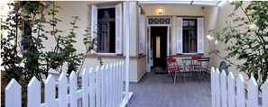 House, 3 Bedrooms, Terrace, City View | Outdoor dining