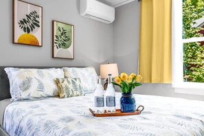 3 bedrooms, desk, cots/infant beds, WiFi - UW Charming Blue Home |WS 97| 4 AC |Children Hops. (Seattle)