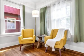 Interior - UW Charming Blue Home |WS 97| 4 AC |Children Hops. (Seattle)