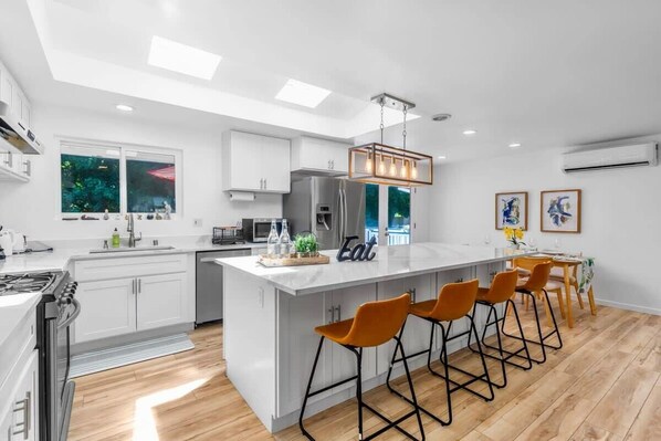 Fridge, microwave, oven, stovetop - Bothell Family Friendly Modern Home | 2 AC | I405 (Bothell)