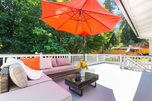 Terrace/patio - Bothell Family Friendly Modern Home | 2 AC | I405 (Bothell)