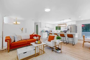 TV, offices - Bothell Family Friendly Modern Home | 2 AC | I405 (Bothell)