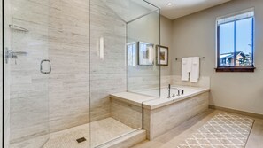 Combined shower/bathtub, hair dryer, towels - New Listing! Private Hot Tub, River Acces, Luxury (Breckenridge)