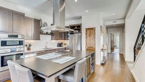 Een koelkast, een magnetron, een oven, een kookplaat