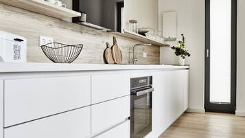 Kondo Deluks | Dapur pribadi | Lemari es besar, oven, kompor, dan mesin pencuci piring