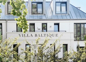 A building with the sign "VILLA BALTIQUE" indicating a hotel or residential property. - Villa Baltique Sellin (Sellin)
