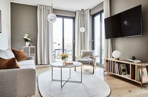 Sunrise Suite mit Sauna und Balkon | Wohnbereich | 55-Zoll-Flachbildfernseher mit Kabelempfang, Netflix, Streaming-Dienste