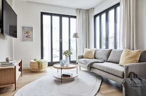 Mayflower Suite mit Balkon | Wohnbereich | 55-Zoll-Flachbildfernseher mit Kabelempfang, Netflix, Streaming-Dienste