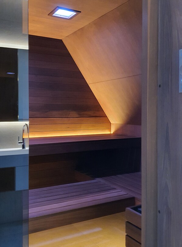 Sunseeker Bay - Penthouse Premium, Private Design Sauna und Dampfsauna, Balkon, Kamin | Allergikerbettwaren, schallisolierte Zimmer, kostenloses WLAN