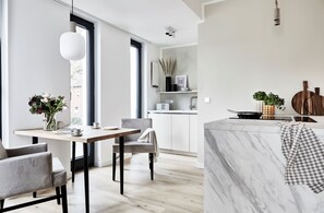 Appartement exclusif | Aire de séjour | Téléviseur à écran plat de 55 po avec télévision par câble, Netflix