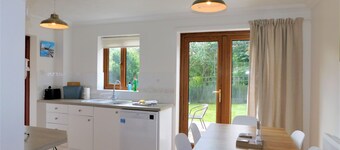 Railway View - a house that sleeps 6 guests in 3 bedrooms