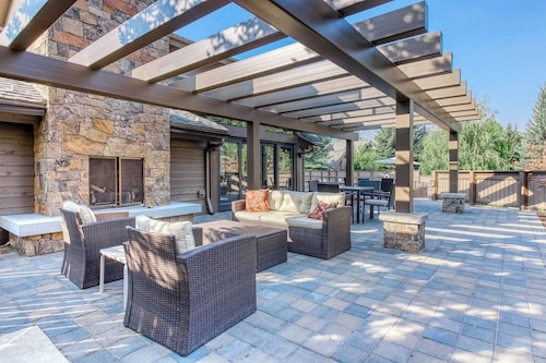 Snow Creek 1557 - Pool & Hot Tub + Ski-in/Ski-out