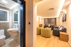 Family Apartment, 3 Bedrooms, Non Smoking, Kitchen | Living area