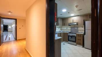Full-sized fridge, microwave, oven, stovetop